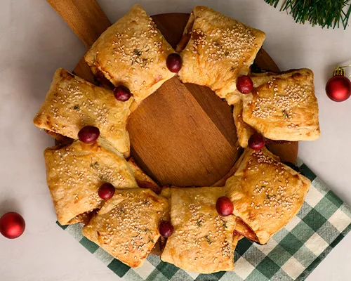 Rosca de hojaldre rellena de mermelada de arándanos y queso brie