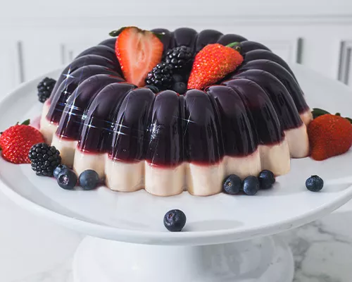 Gelatina de vino tinto con frutos rojos y queso crema